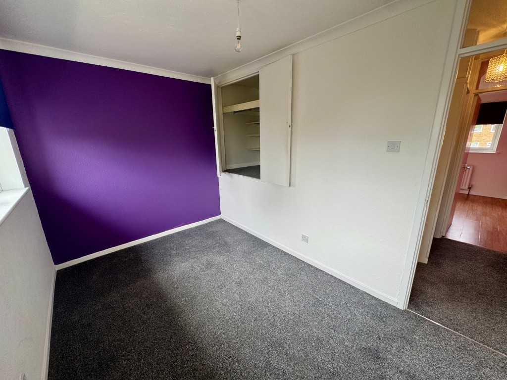 Lot: 124 - TWO-BEDROOM TERRACE HOUSE IN POPULAR LOCATION - Rear bedroom alternative view